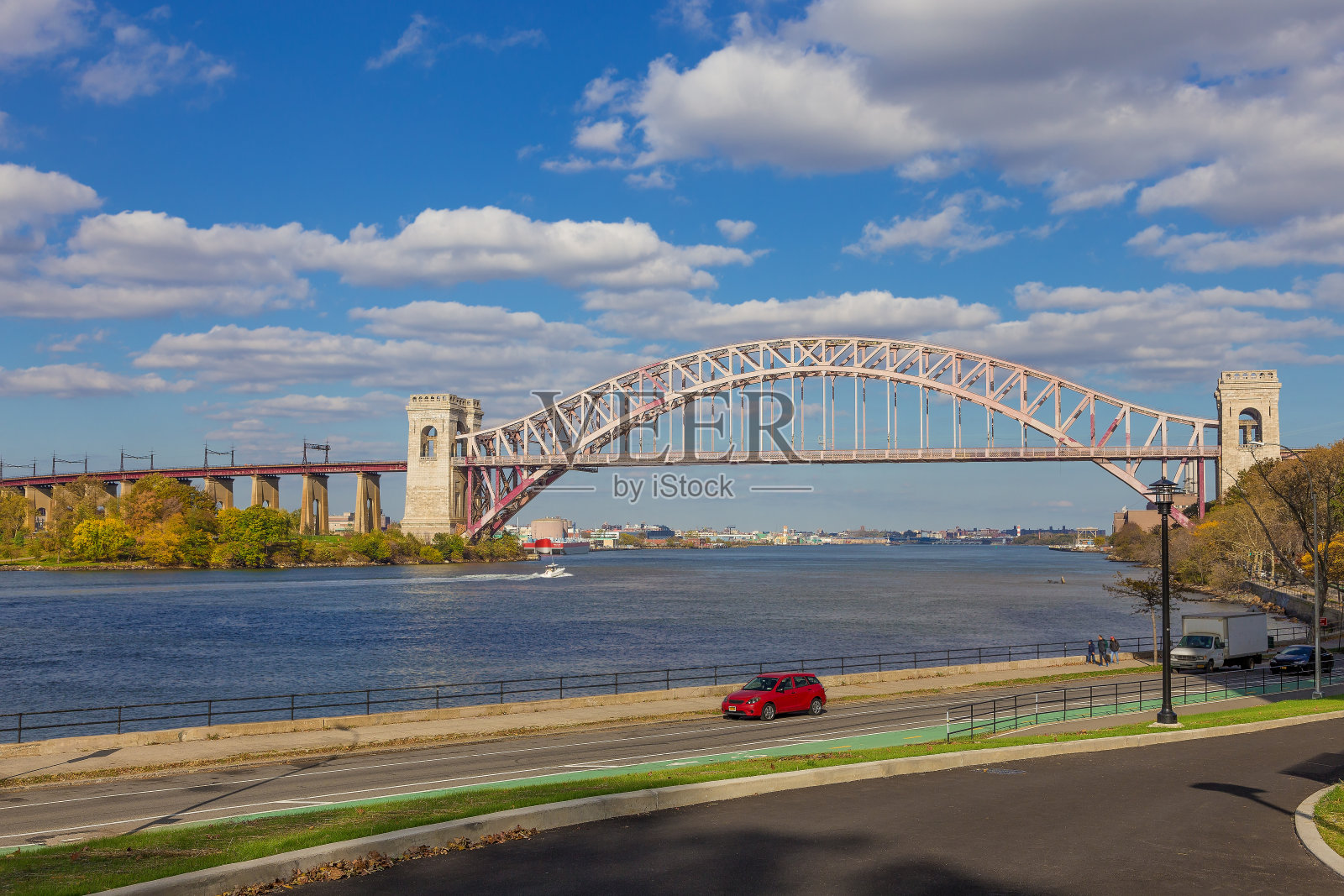 地狱门桥和东河从阿斯托里亚公园,美国纽约。照片摄影图片
