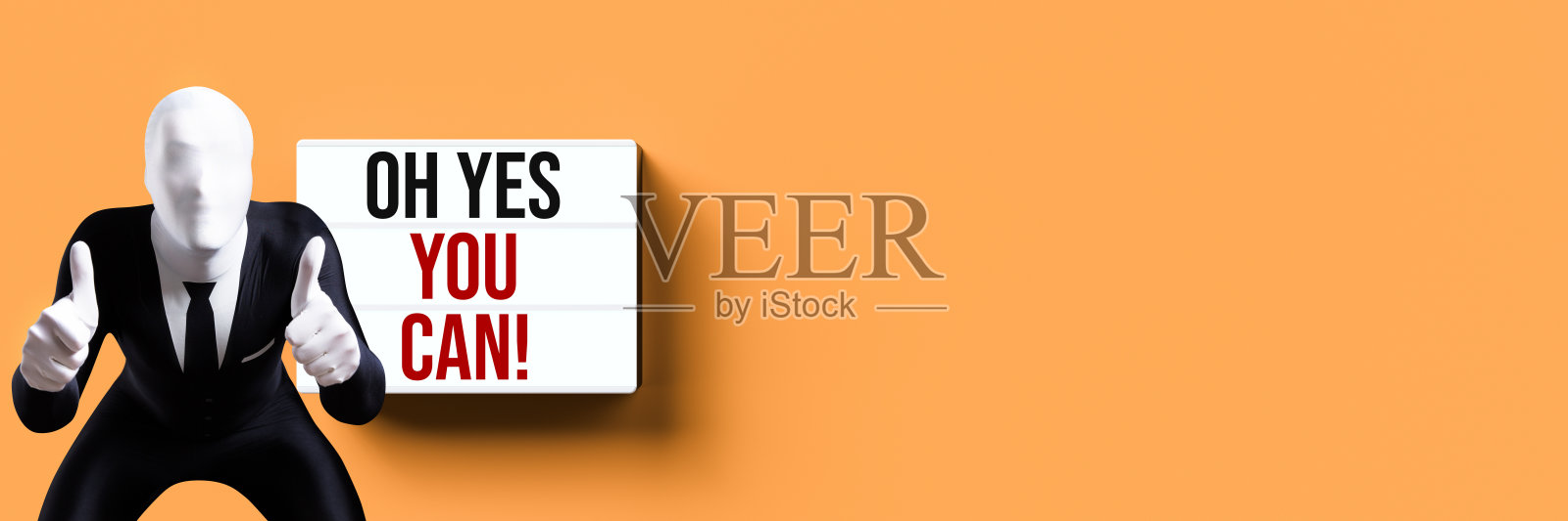 哦,是的,你可以!还有穿着变形服,竖起大拇指的男人照片摄影图片