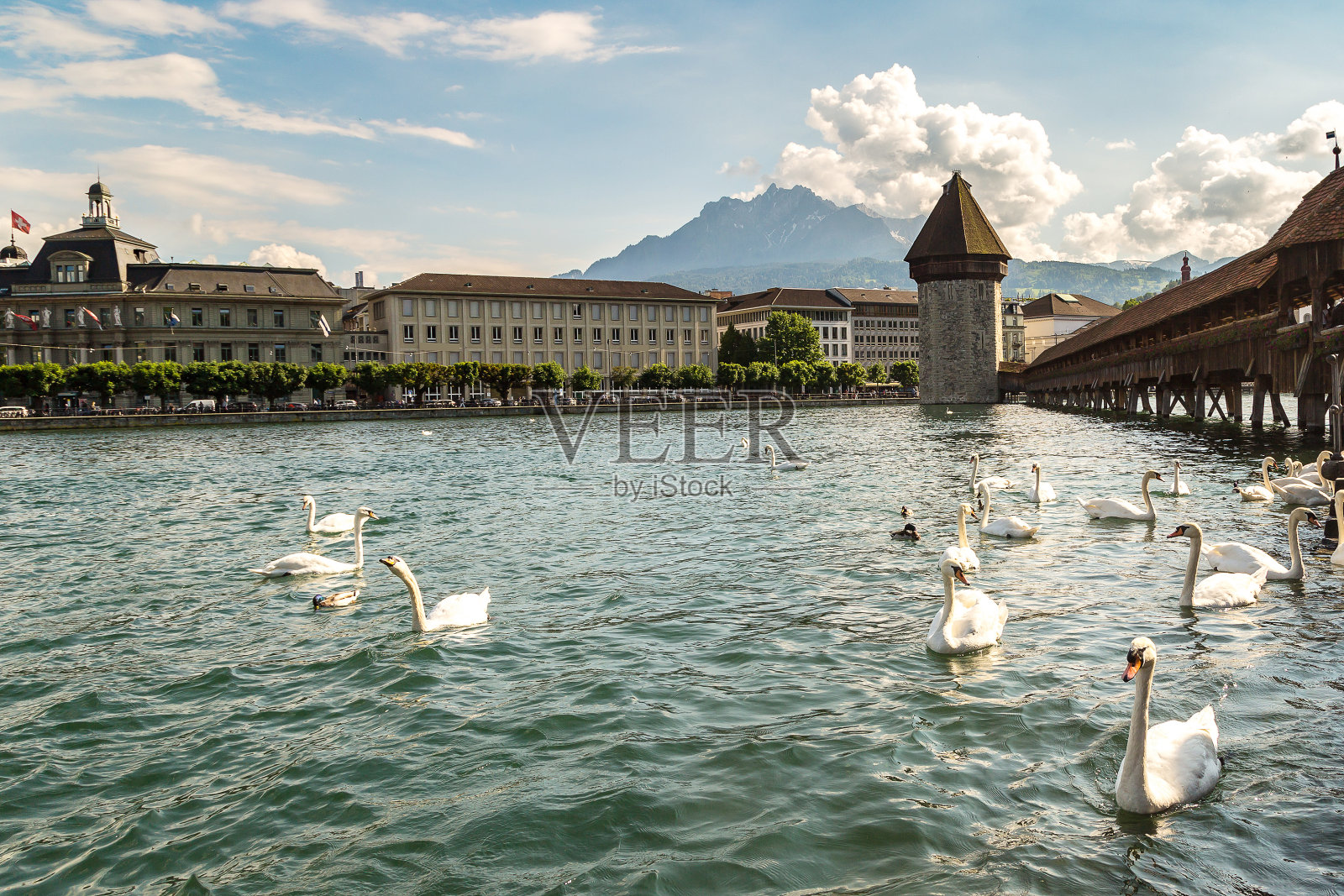 卢塞恩的教堂桥照片摄影图片