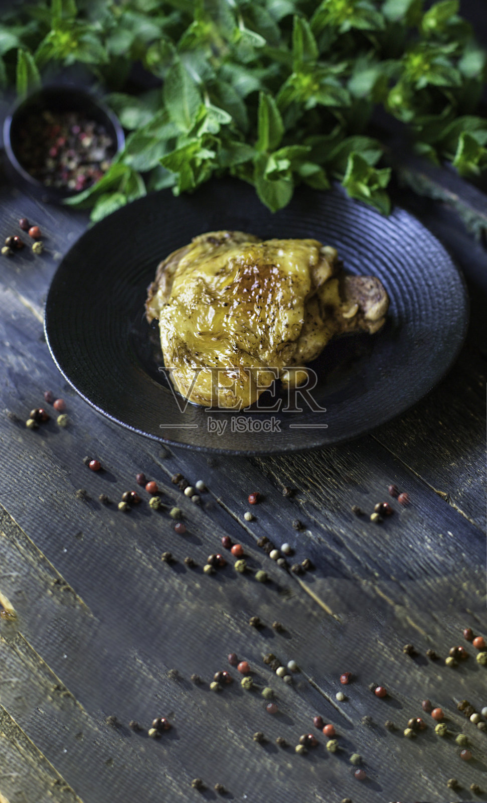 鸡肉炸肉烤第二道菜烧烤菜单上的份量。食物背景顶拷贝空间健康饮食生酮或旧石器饮食照片摄影图片