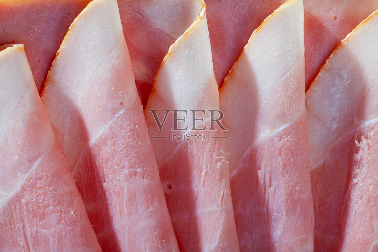 西班牙美味的火腿片摆在桌上,没人吃照片摄影图片