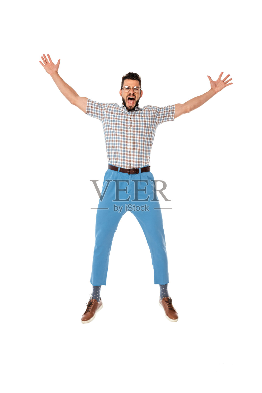 兴奋的书呆子举起手看着孤立在白色的相机照片摄影图片