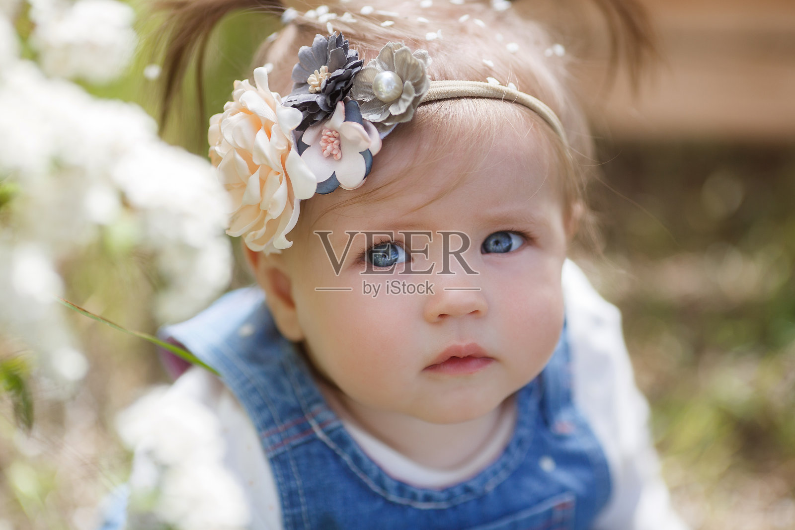 一个小女孩的肖像在一个绿色的公园在春天照片摄影图片