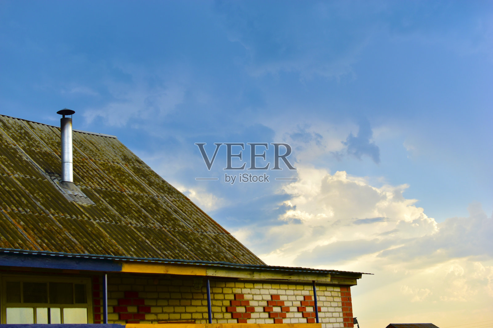 在雷雨来临前,房子和树和蓝色的云照片摄影图片