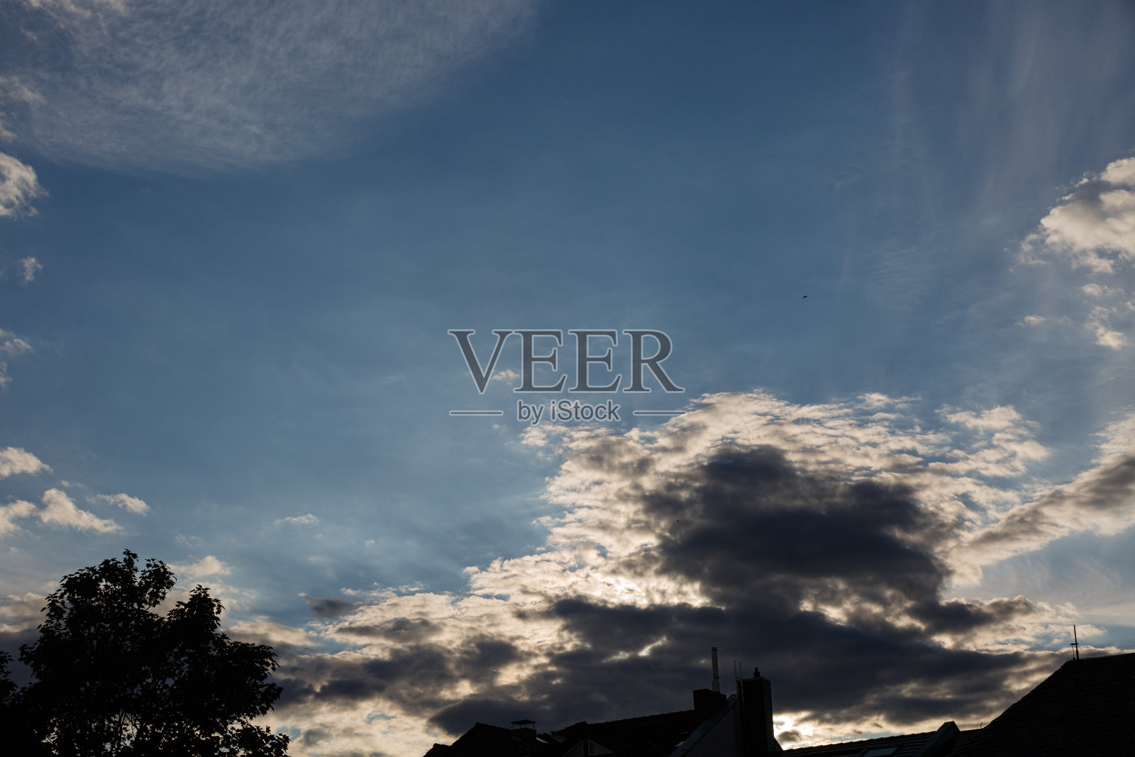 日落时戏剧性的天空和云彩照片摄影图片