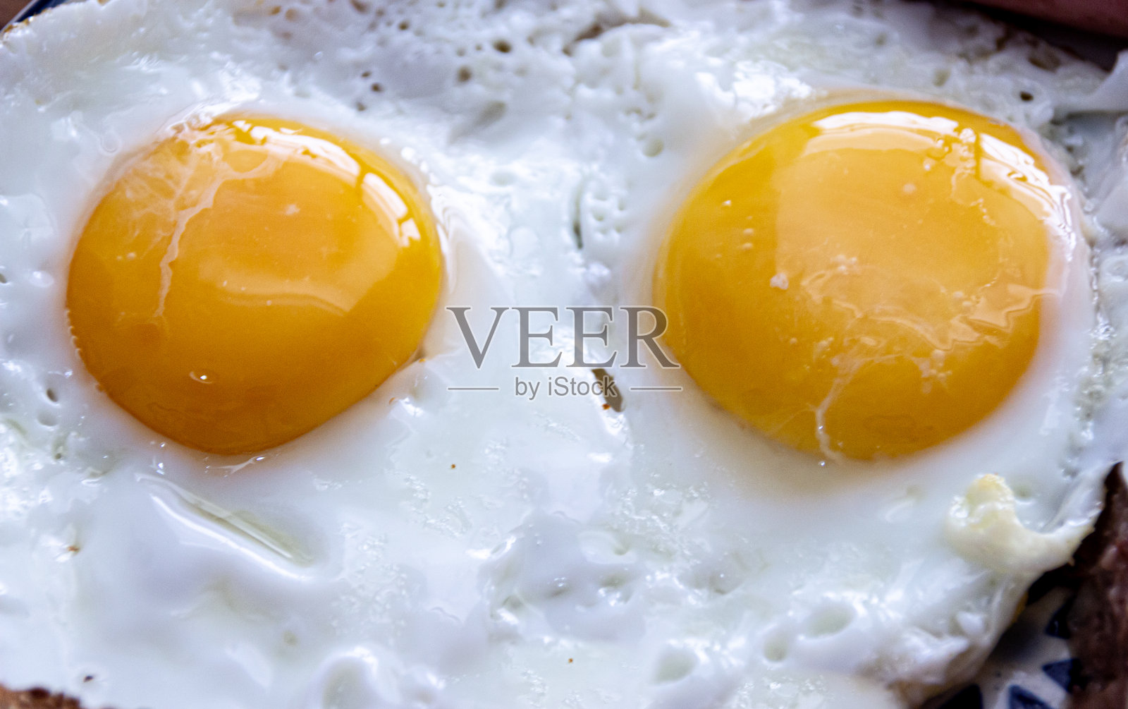 盛有火腿和鸡蛋的盘子照片摄影图片