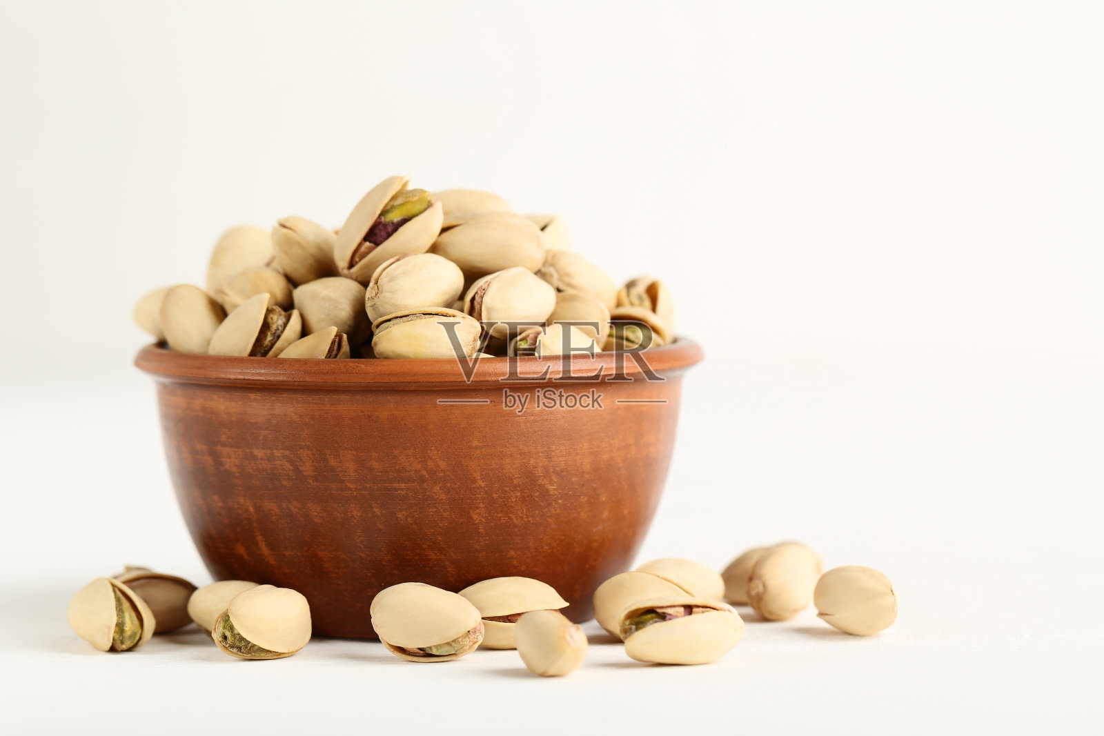 美味的开心果碗在白色的背景照片摄影图片