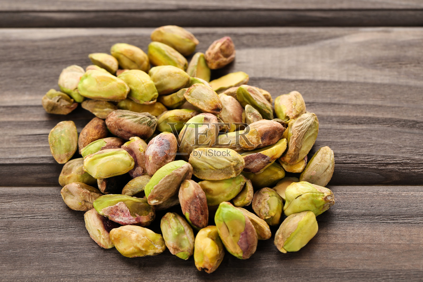 木桌上放着美味的开心果照片摄影图片