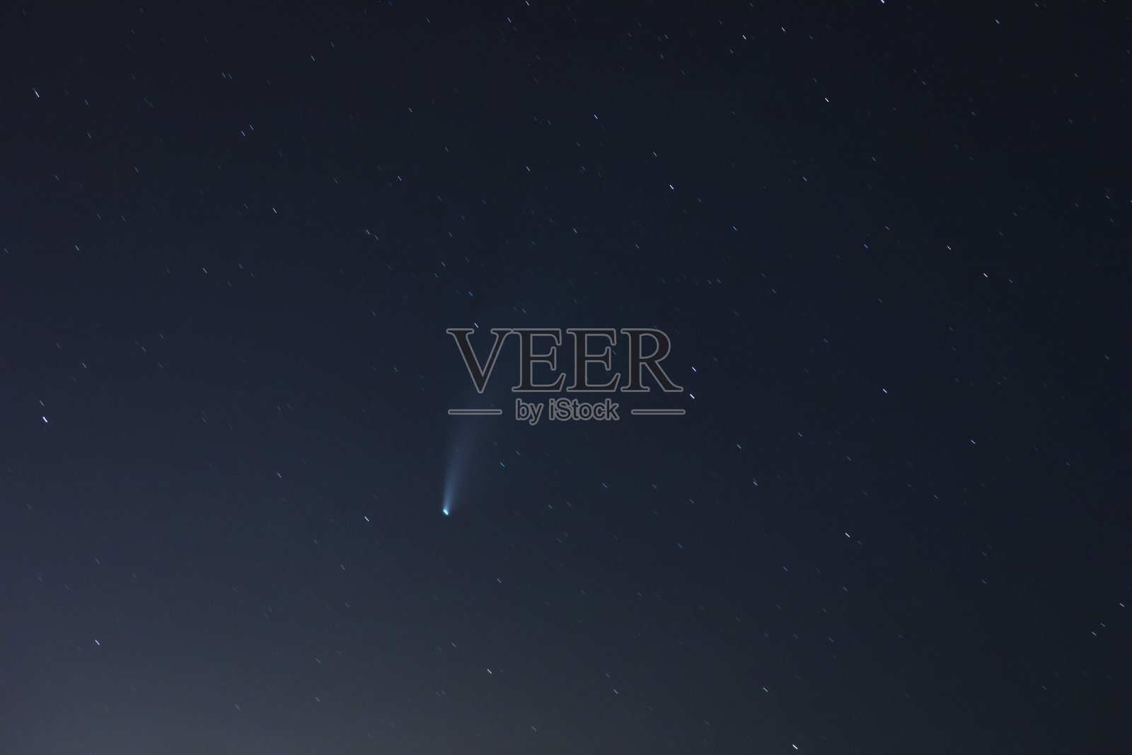 当彗星Neowise经过大熊座下方时。长时间的曝光。照片摄影图片