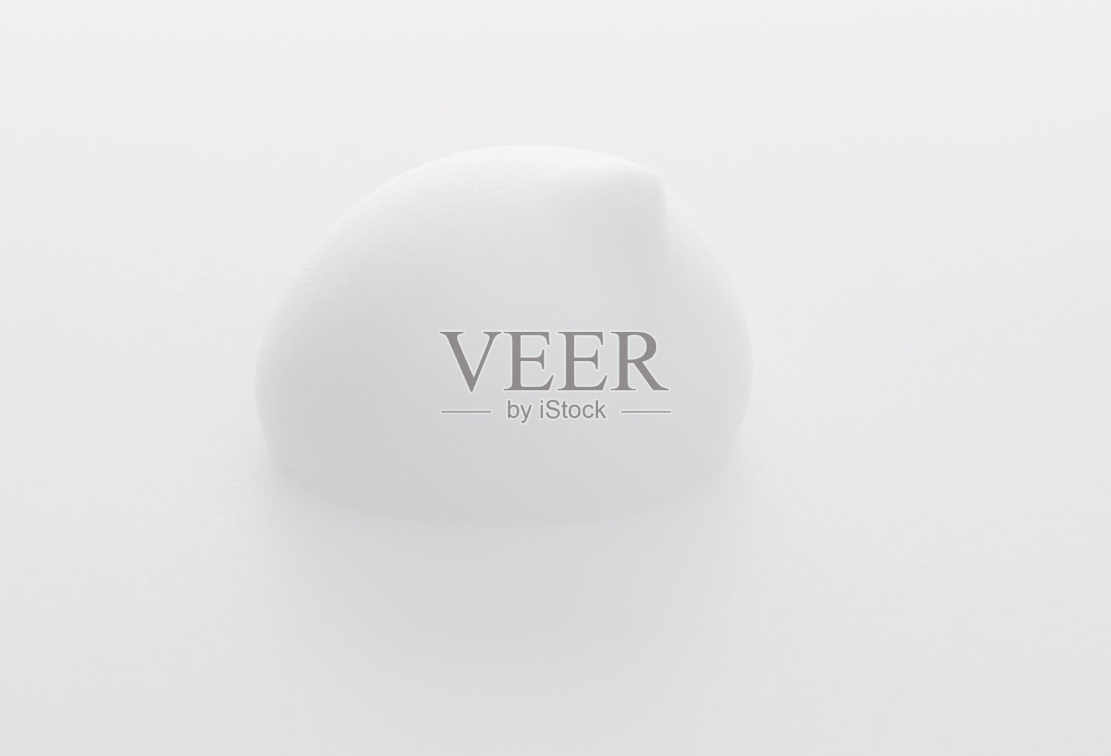 白色背景上的肥皂泡照片摄影图片