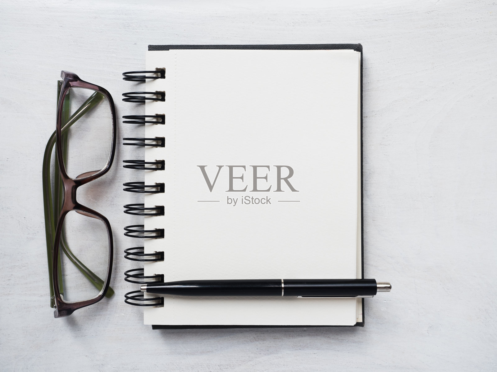 空白的记事本页,钢笔和眼镜。贺卡照片摄影图片