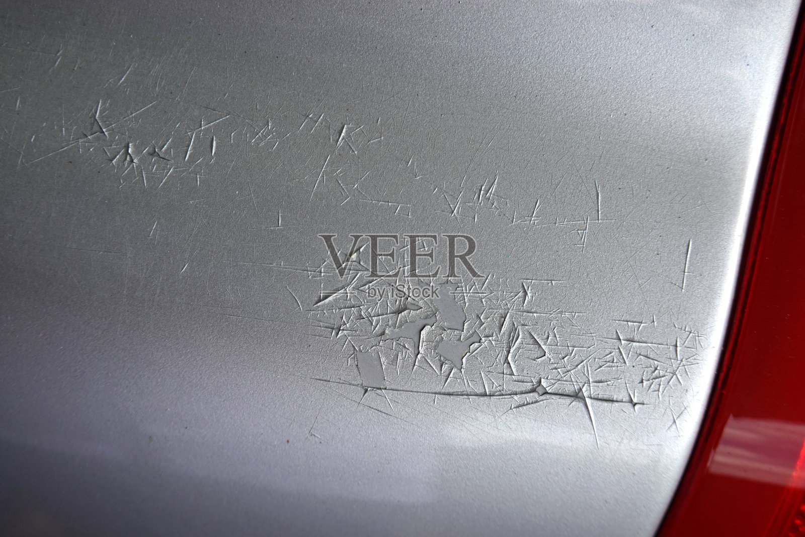 旧汽车的表面裂开了汽车上的油漆开裂剥落。照片摄影图片