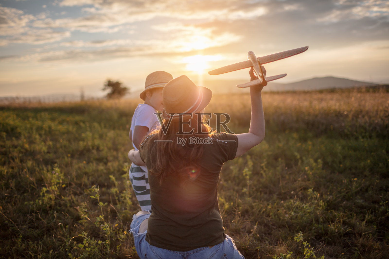 和妈妈在大自然中玩耍照片摄影图片