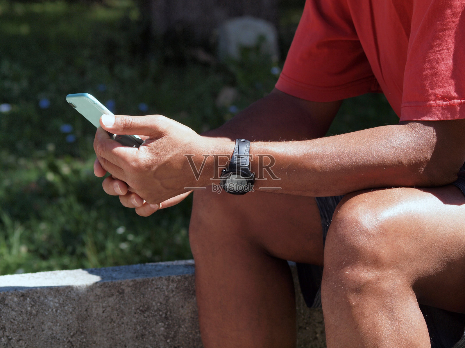 一个混血儿在外面用智能手机照片摄影图片