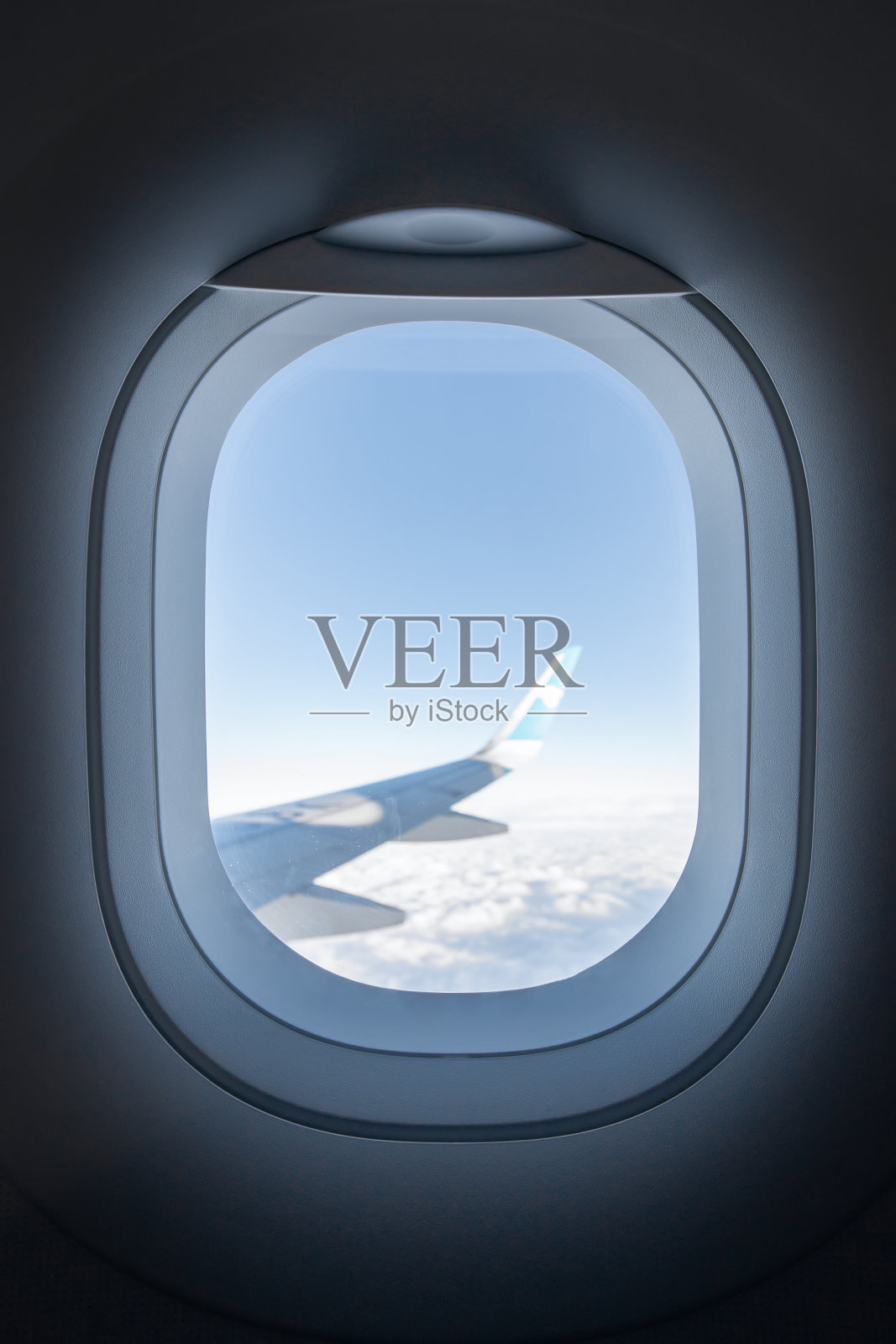 飞机机翼透过窗户照片摄影图片