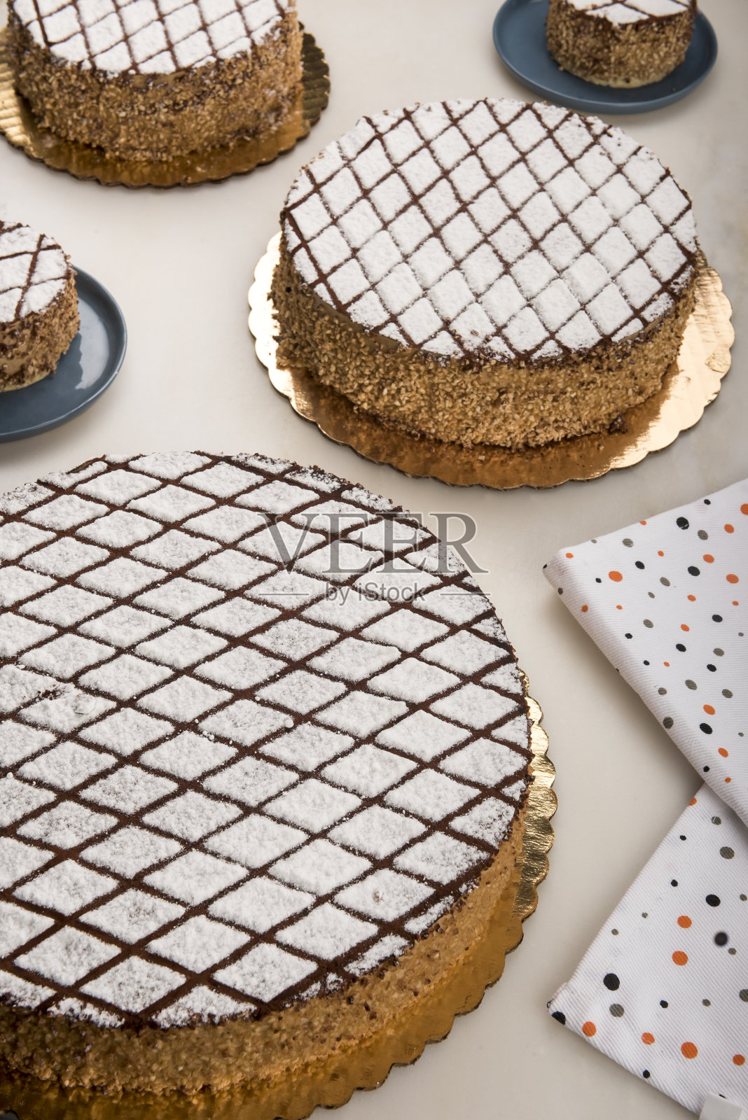 巧克力蛋糕加糖粉(点击查看更多)照片摄影图片