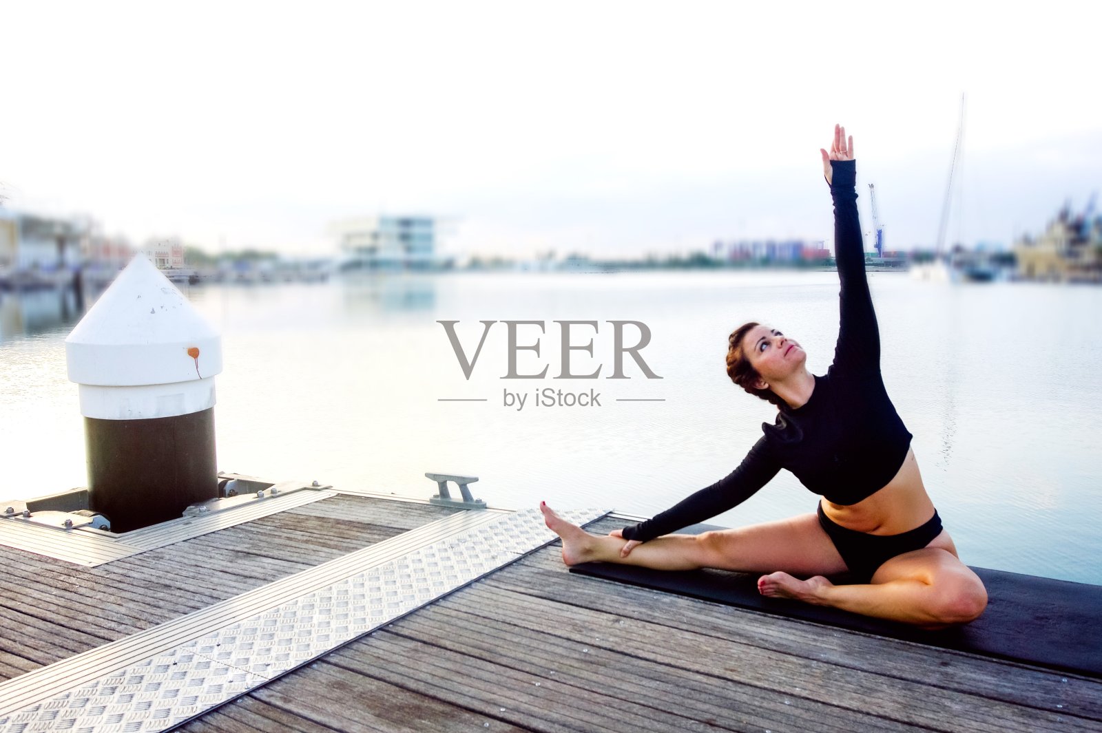 在码头上做普拉提的女孩照片摄影图片