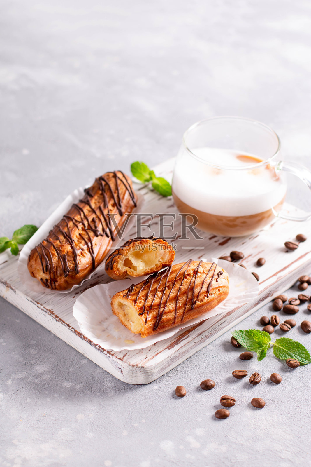 巧克力奶油泡芙。传统的法国甜点照片摄影图片