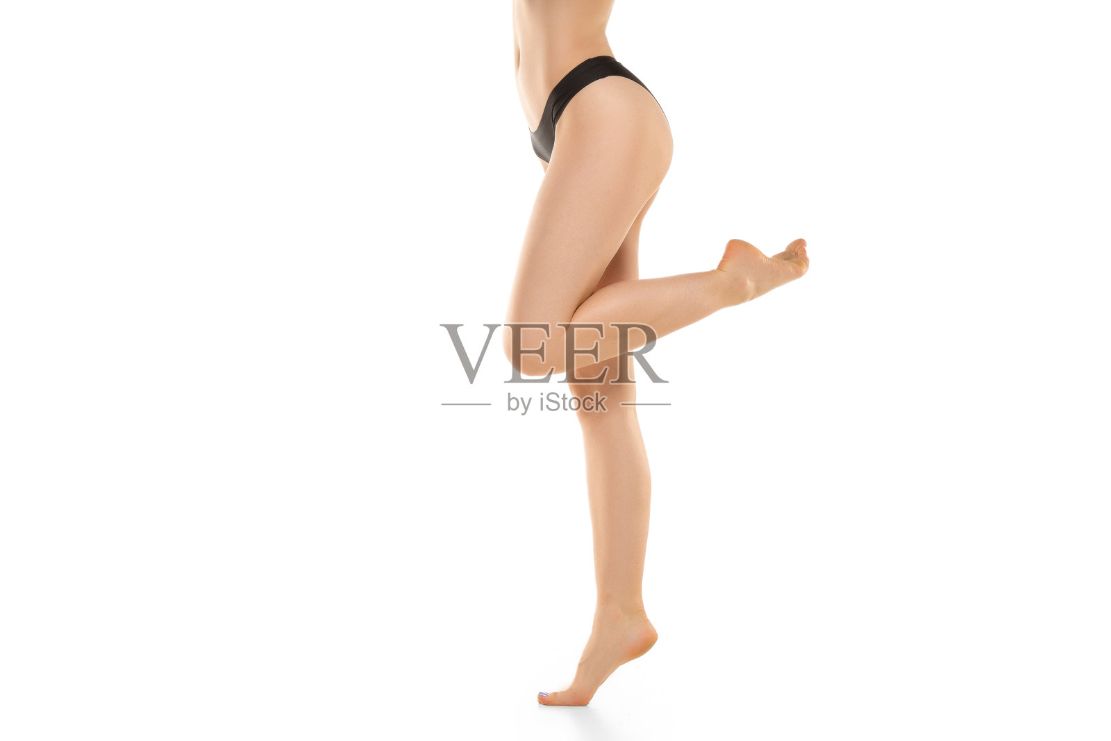 美丽的女性腿,臀部和腹部孤立的白色背景。运动,性感的身体与良好的皮肤在内衣。照片摄影图片