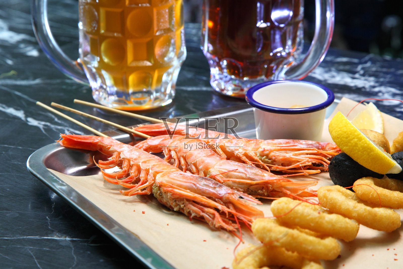 啤酒酒吧。海鲜零食啤酒。海螯虾,啤酒,鱿鱼圈。照片摄影图片