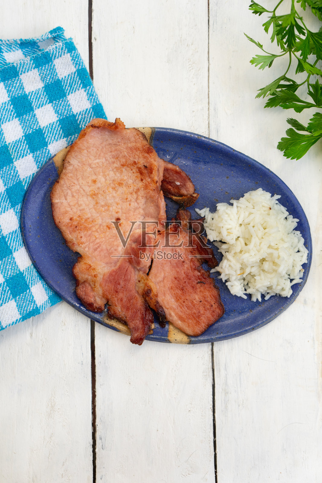 烟熏猪排配白底米饭照片摄影图片