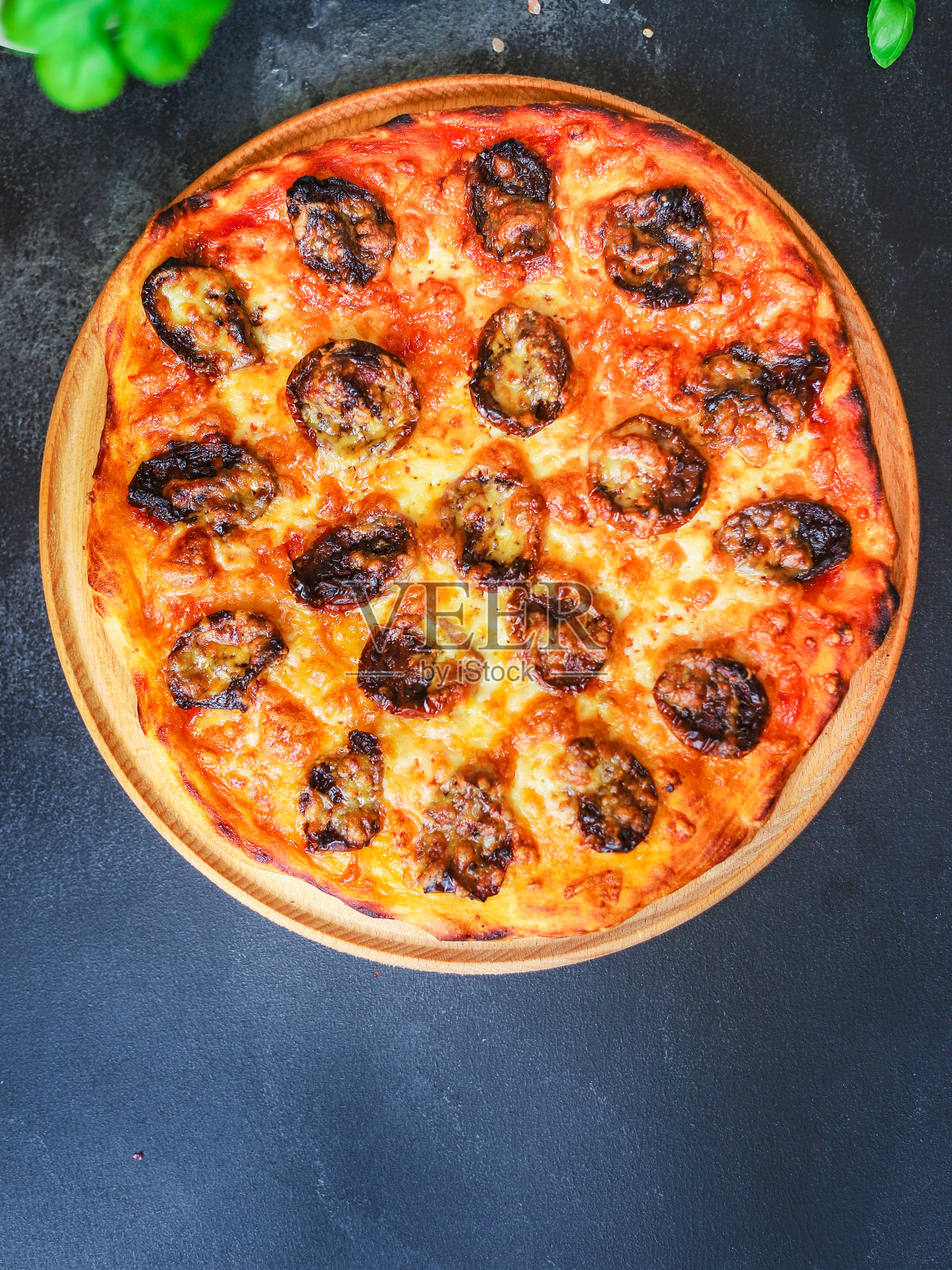 披萨意大利腊肠香肠奶酪经典食谱酱快餐外卖一份大小。食物背景俯视图拷贝空间照片摄影图片