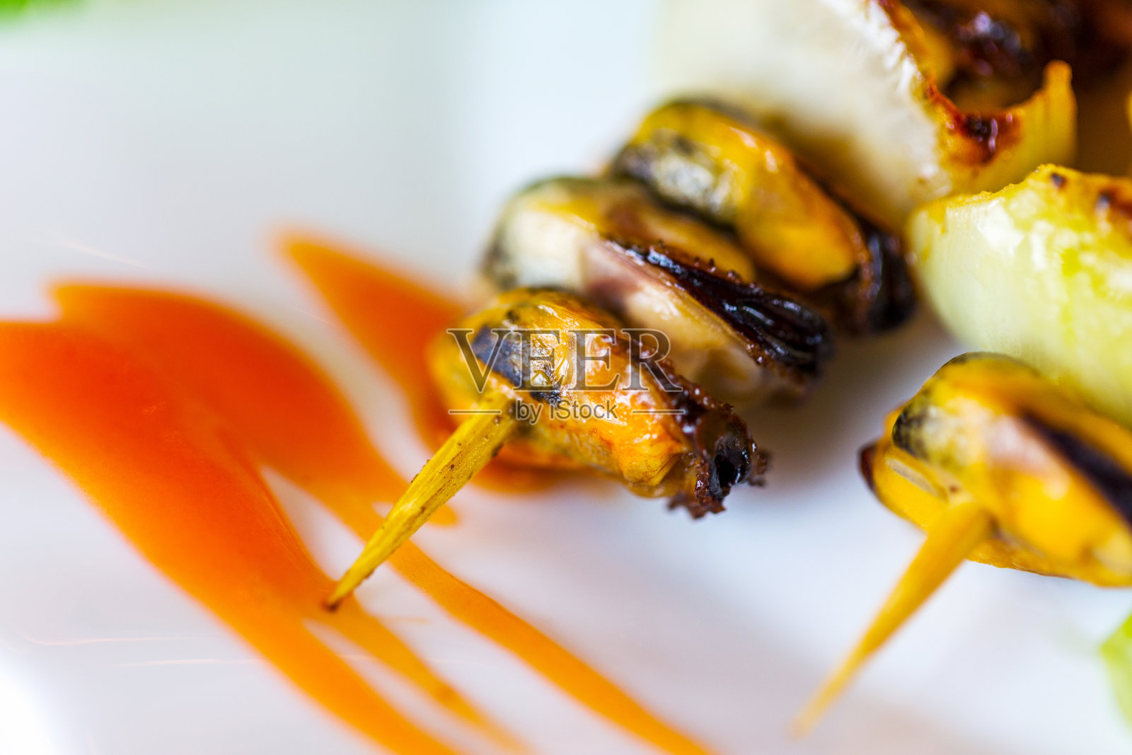 木串上的贻贝牛排,选择性的重点照片摄影图片