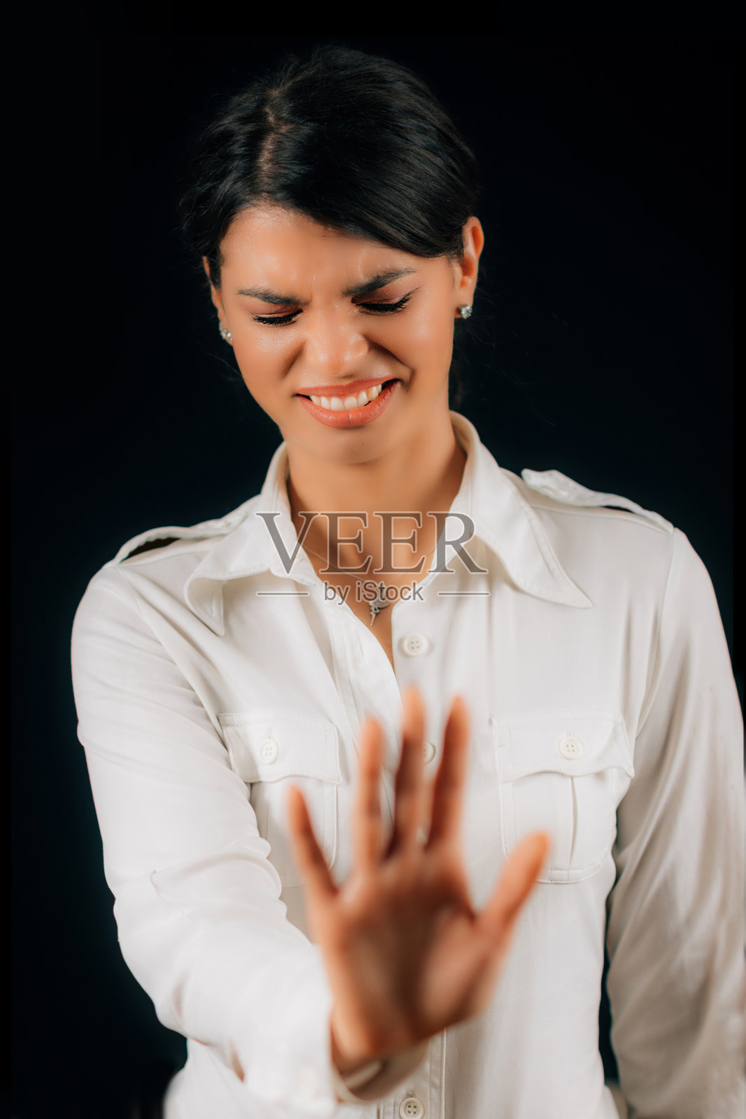 美丽的年轻女子表达厌恶照片摄影图片