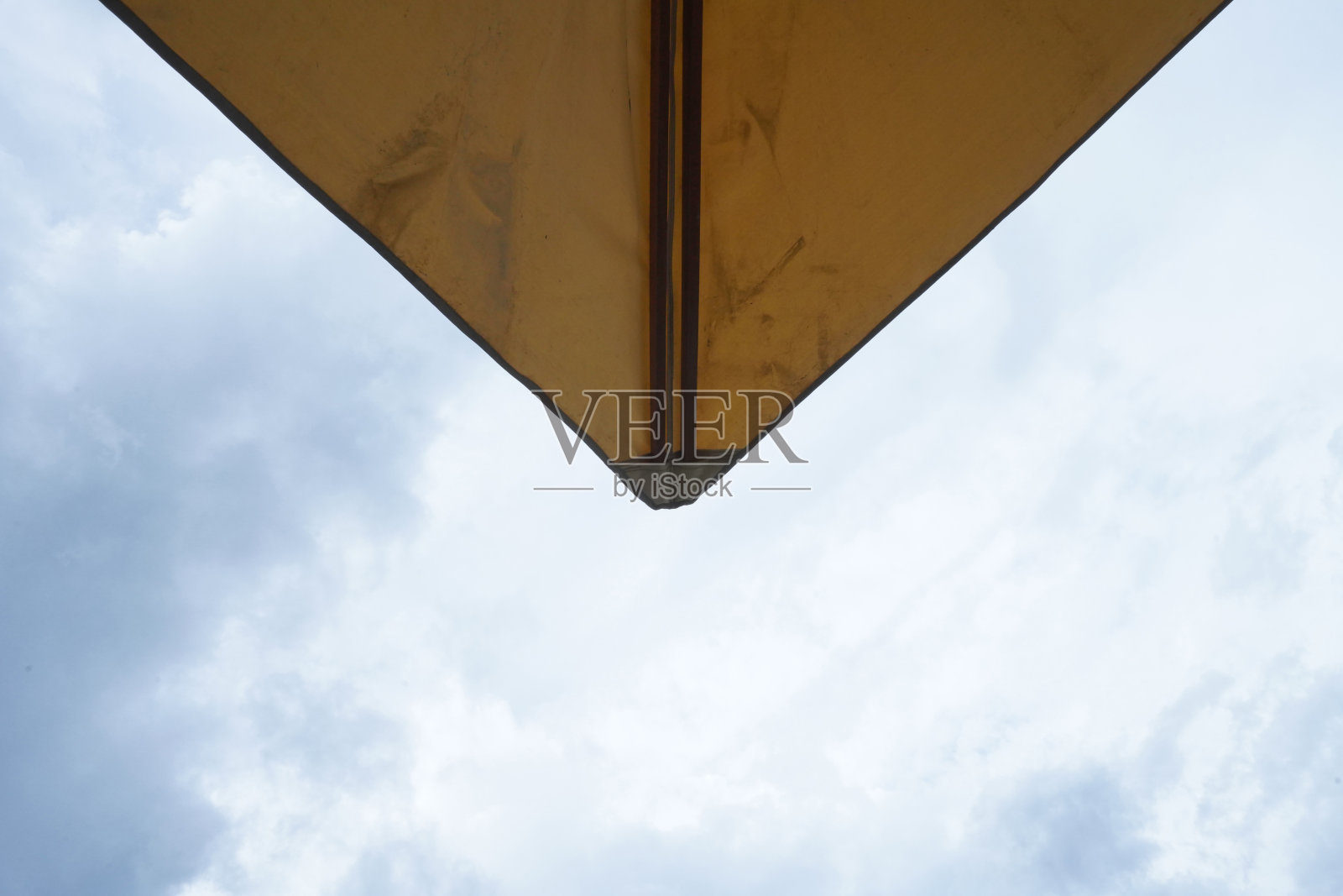 箭头形状指向南方与多云的蓝天背景。照片摄影图片