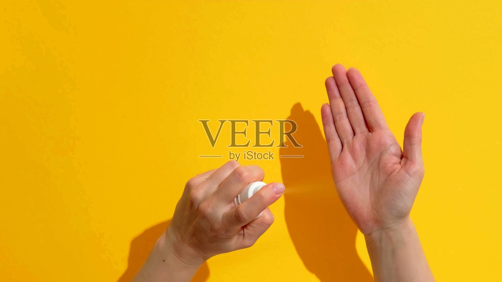 在粉红色背景上搓手的妇女照片摄影图片