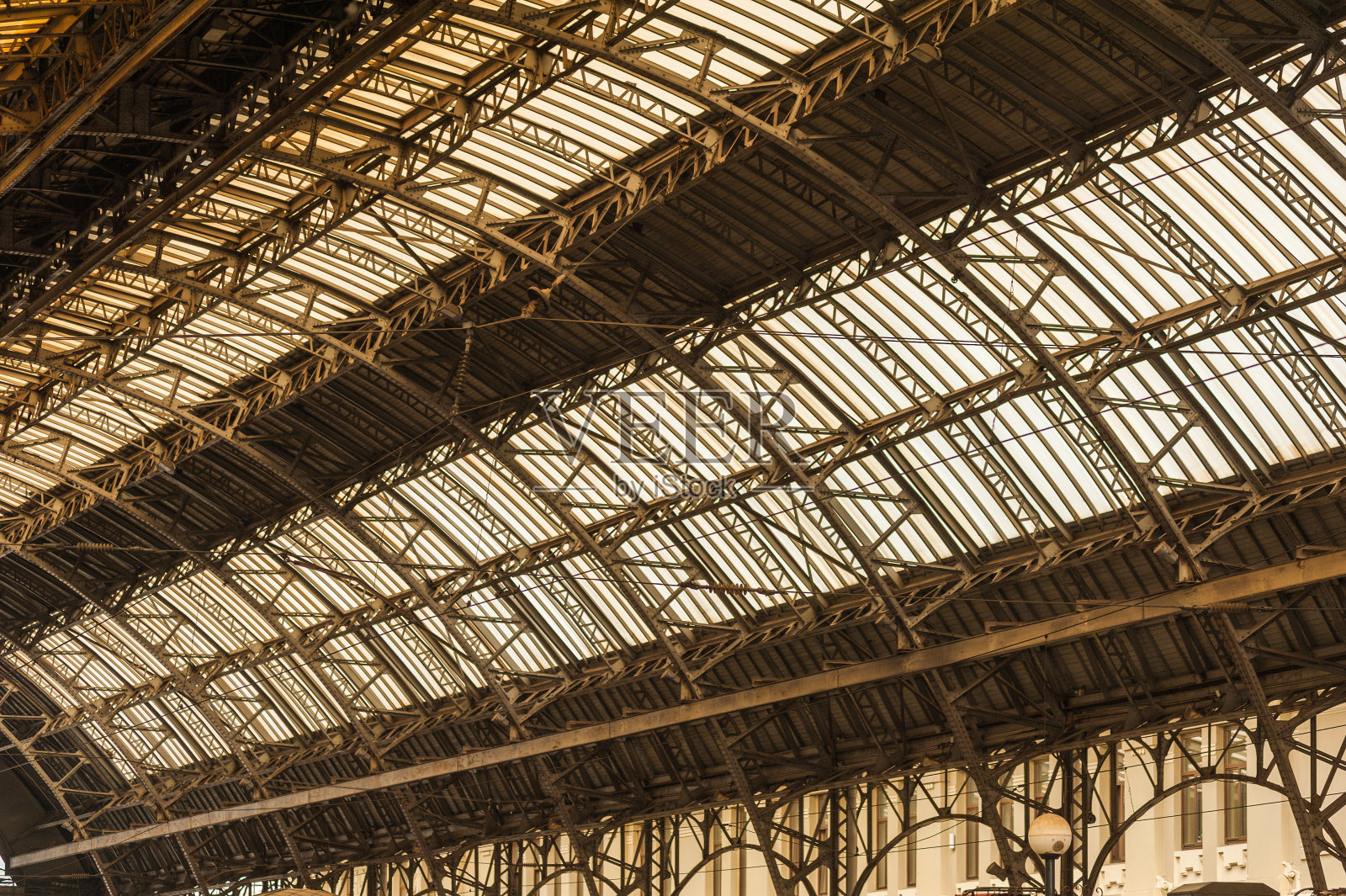 古老的欧洲火车站,有一个站台。拱形金属火车站。照片摄影图片