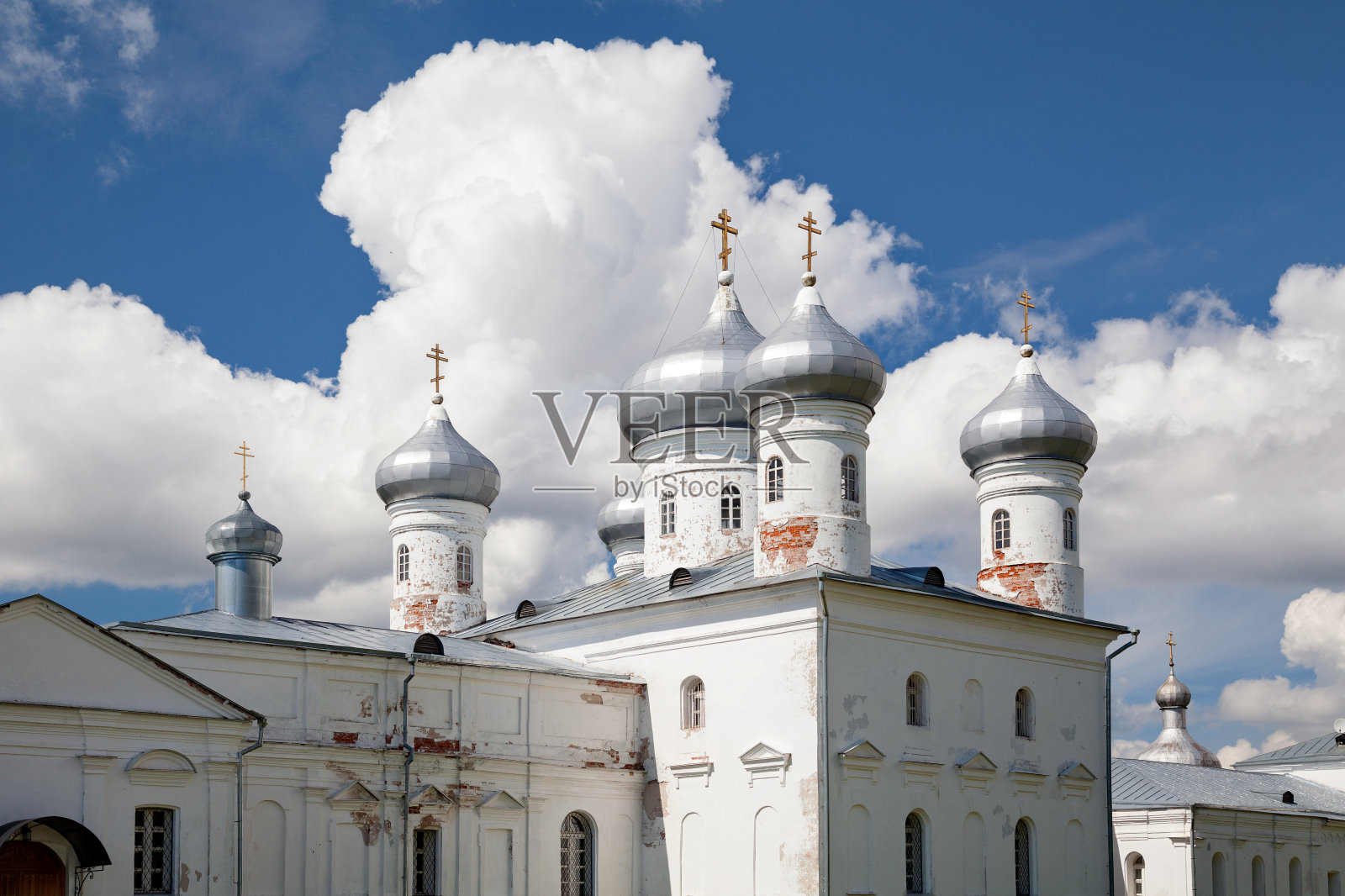 圣乔治(尤里耶夫)修道院,Veliky Novgorod,俄罗斯-基督诞生大教堂(Rozhdestvensky)。尤里沃村,大诺夫哥罗德郊区。联合国教科文组织世界遗产。照片摄影图片