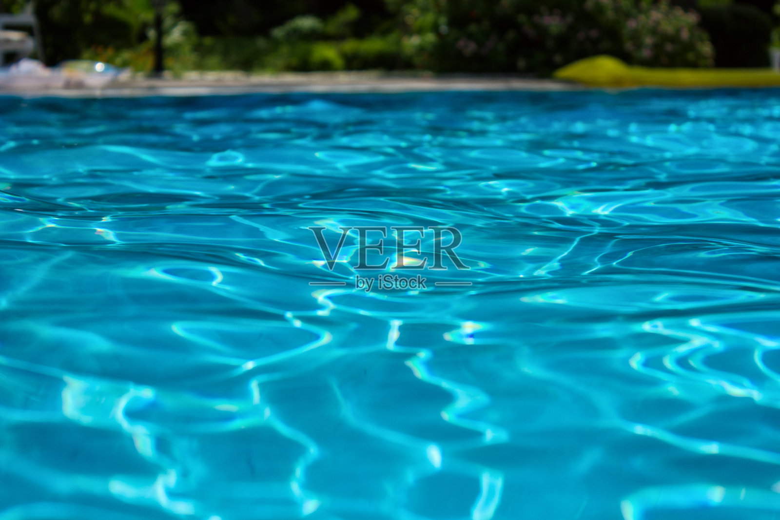 酒店游泳池度假村的美丽游泳池。照片摄影图片