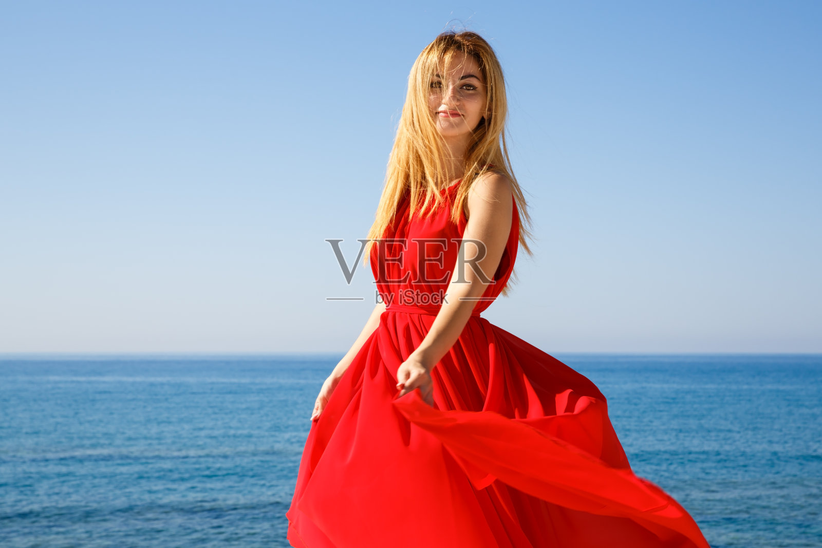 金发碧眼的漂亮女人照片摄影图片