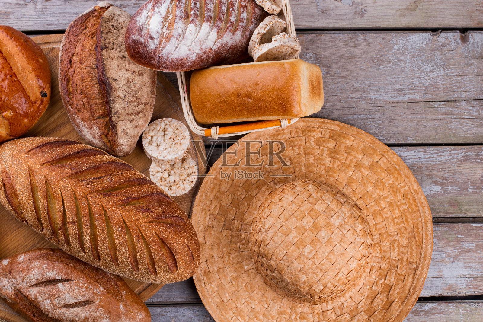 木制背景上的乡村面包品种。照片摄影图片