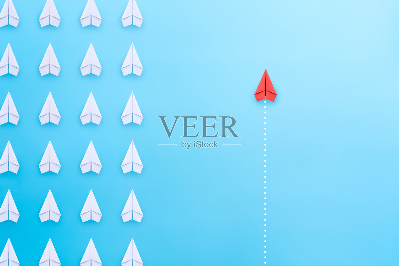 一组方向上的白色纸平面和蓝色背景上指向不同方向的红色纸平面。经营理念为新的想法,创造,创新和解决方案。照片摄影图片