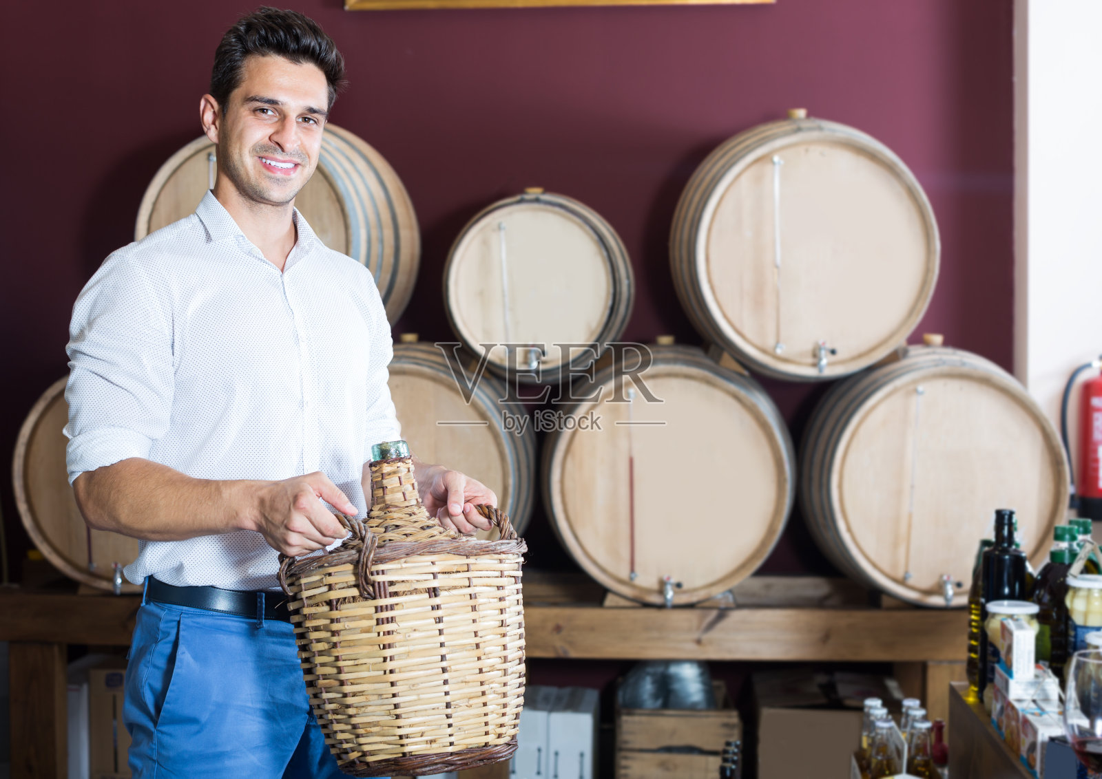 拿着大酒瓶的男人照片摄影图片