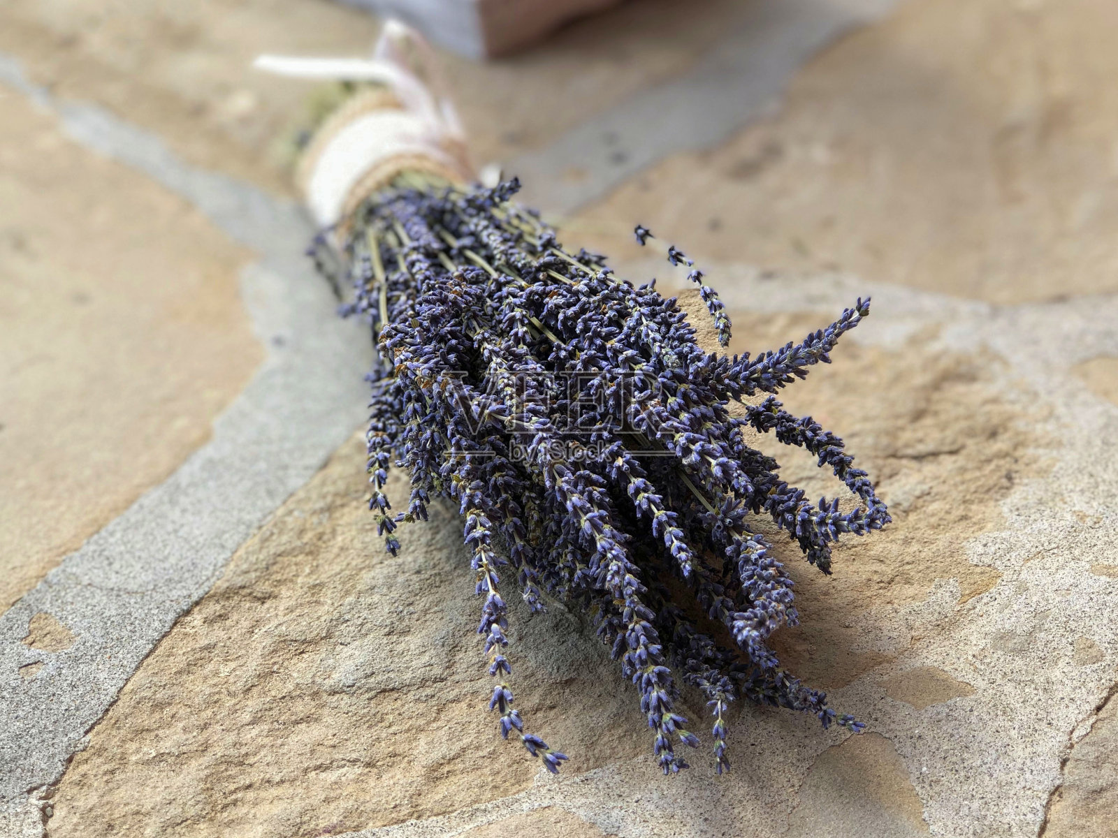 近距离的石桌上有一束薰衣草。美容产品。本空间照片摄影图片