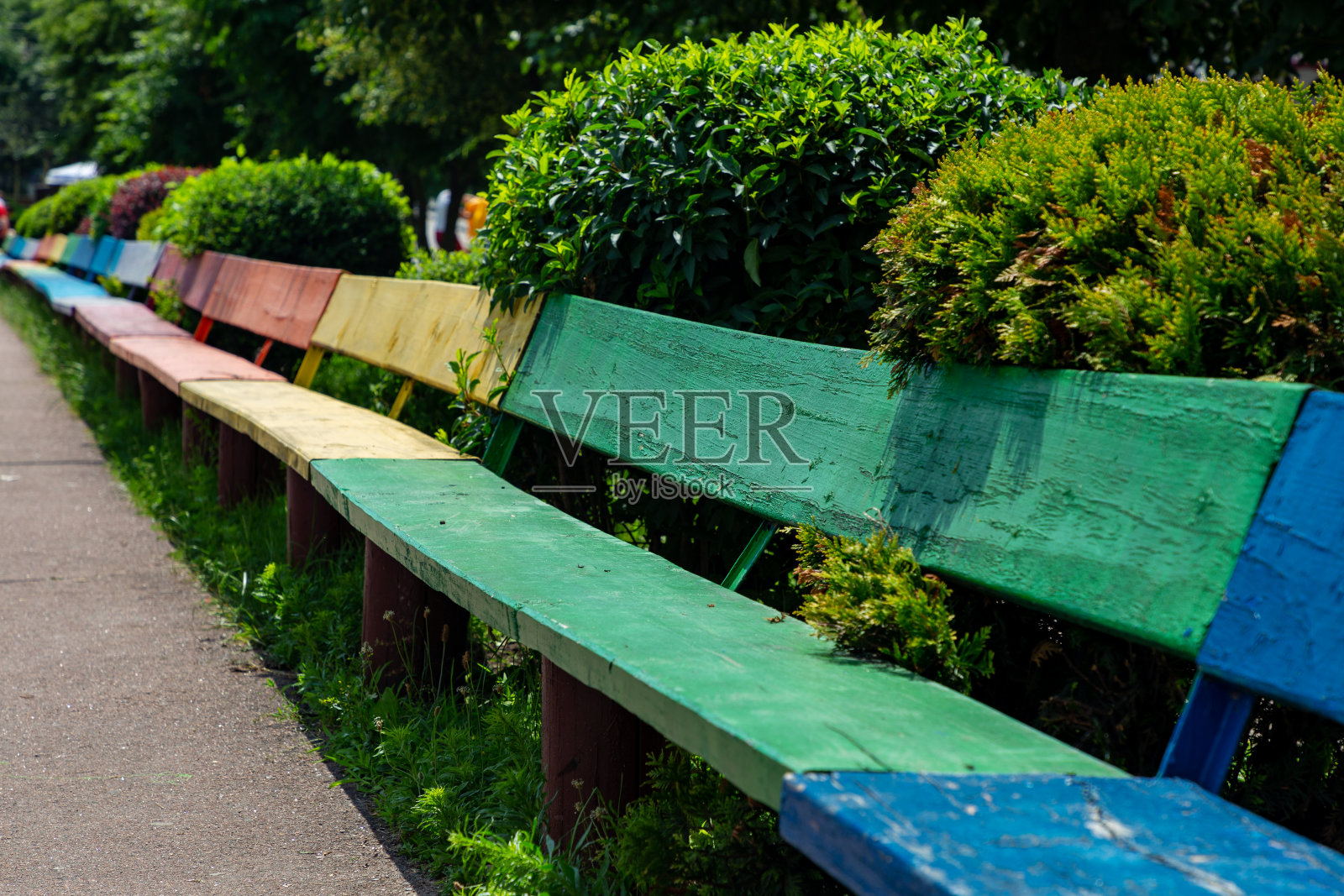 这是乌克兰堤岸上最长的长凳。照片摄影图片