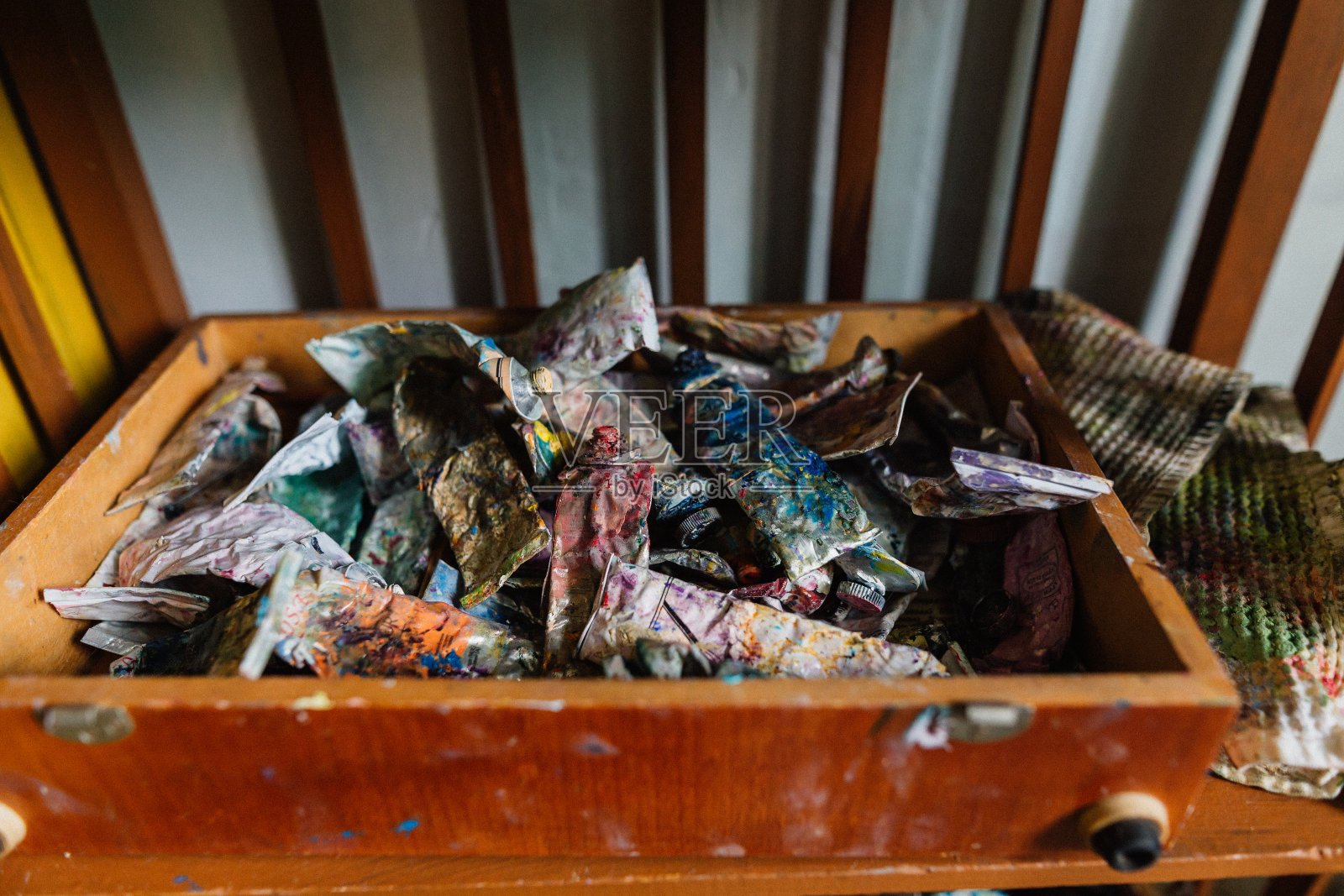 桌上平摊着油画照片摄影图片