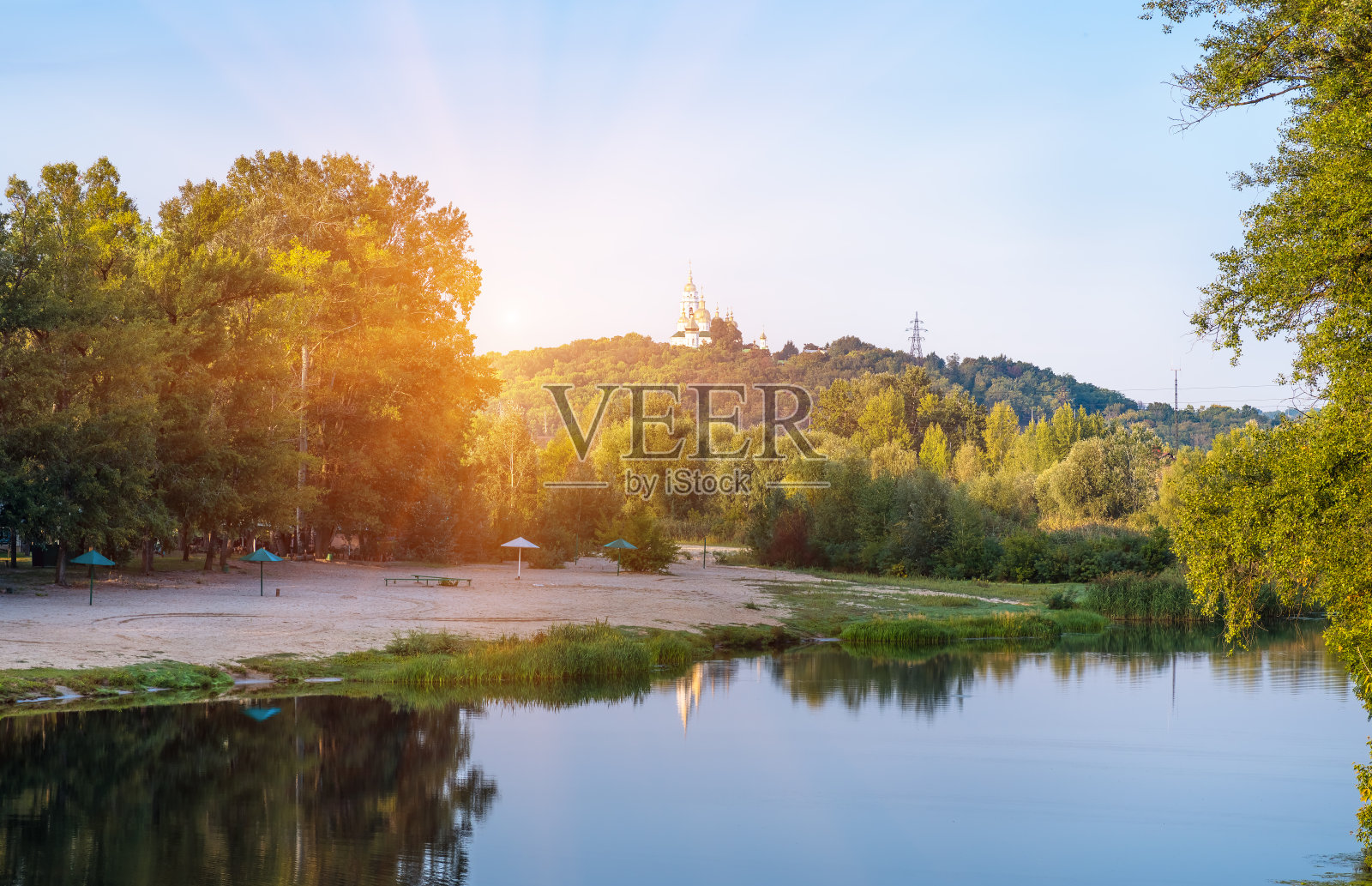 山上有大河和东正教教堂照片摄影图片