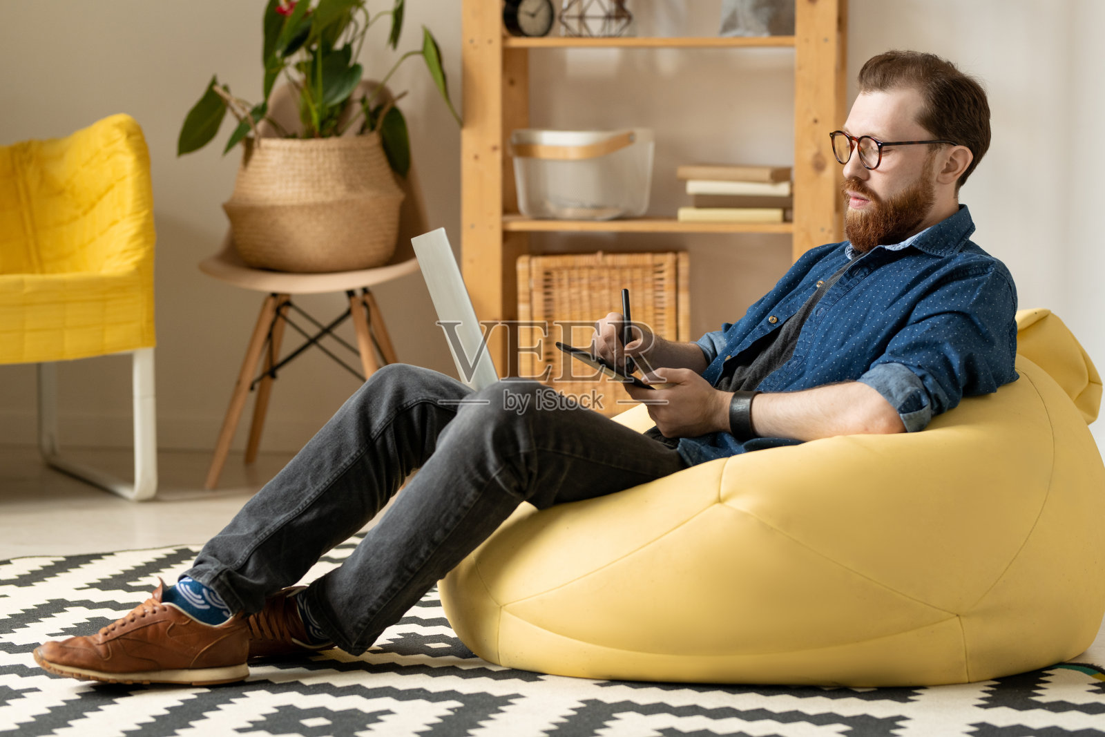 现代设计师坐在豆袋里照片摄影图片