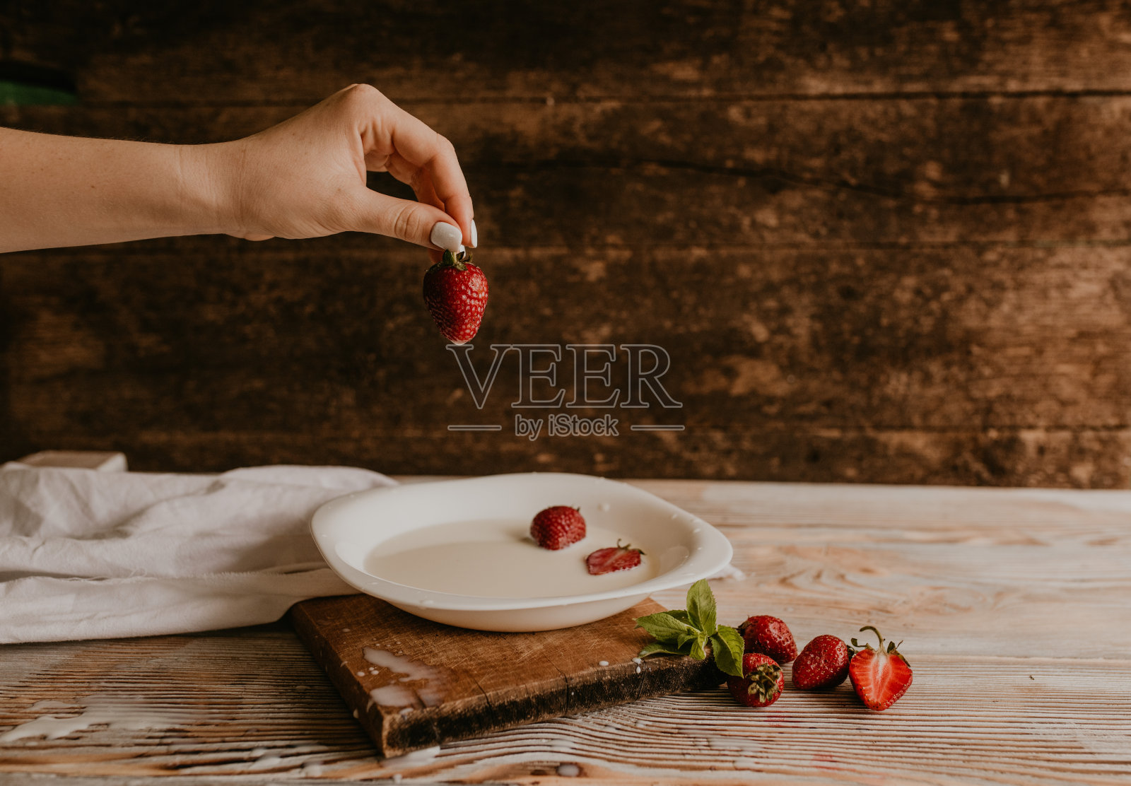 多汁的红草莓照片摄影图片