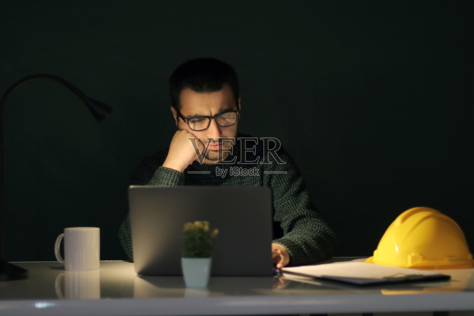 工程师正在她的办公室工作照片摄影图片