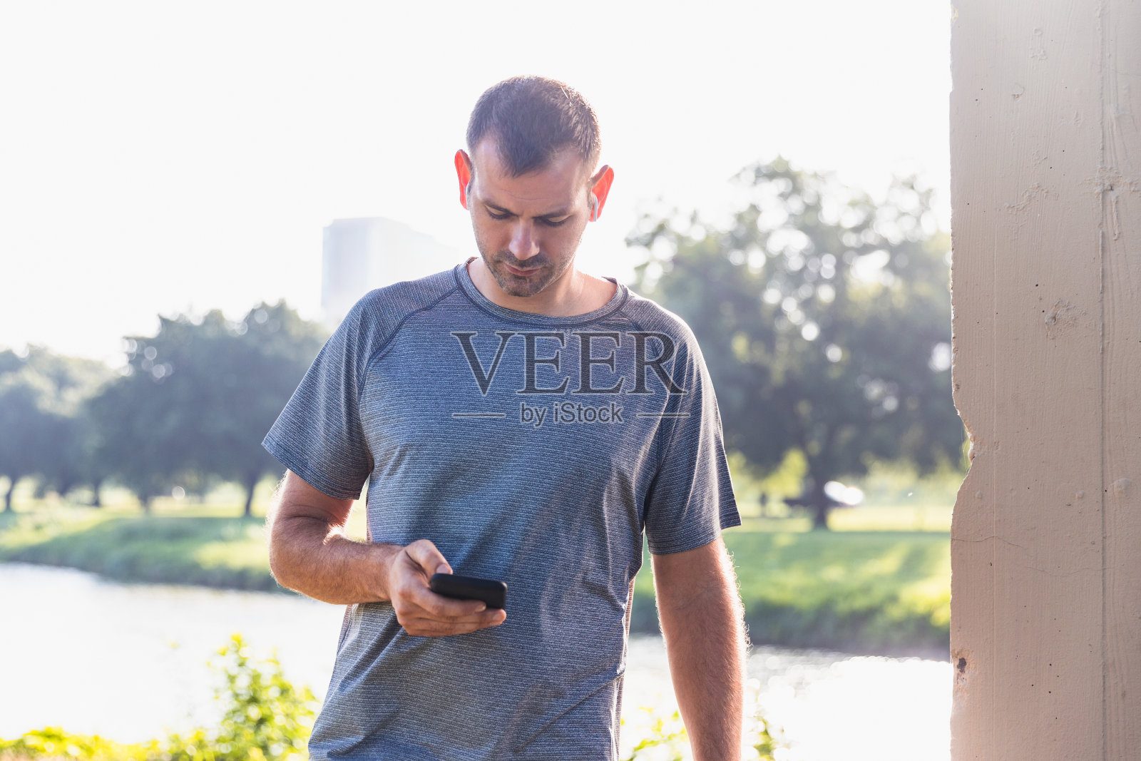 中年男子在智能手机上查看短信照片摄影图片