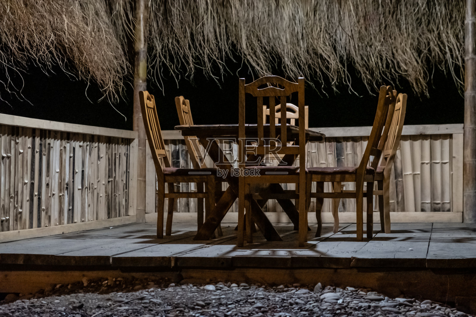 海边一个空而舒适的凉亭。照片摄影图片