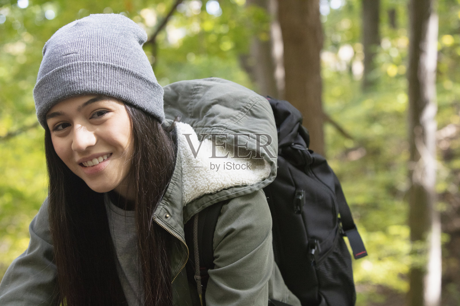 女孩在大自然中徒步旅行照片摄影图片