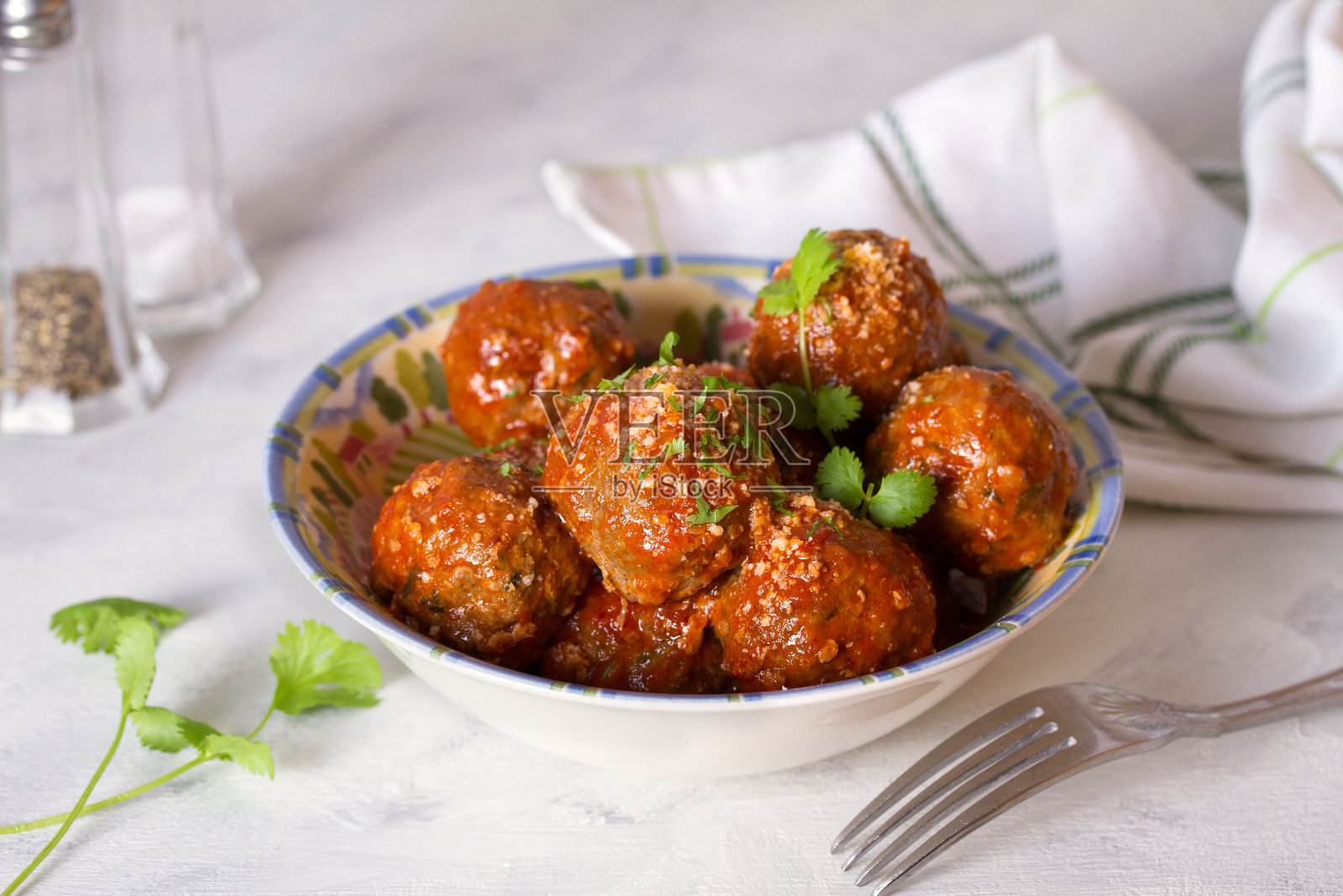 肉丸配番茄酱和芝士照片摄影图片