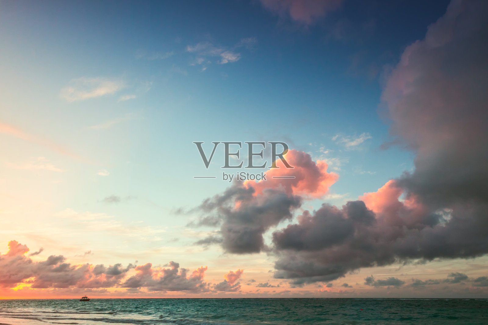 大西洋上空的日出天空。景观照片摄影图片