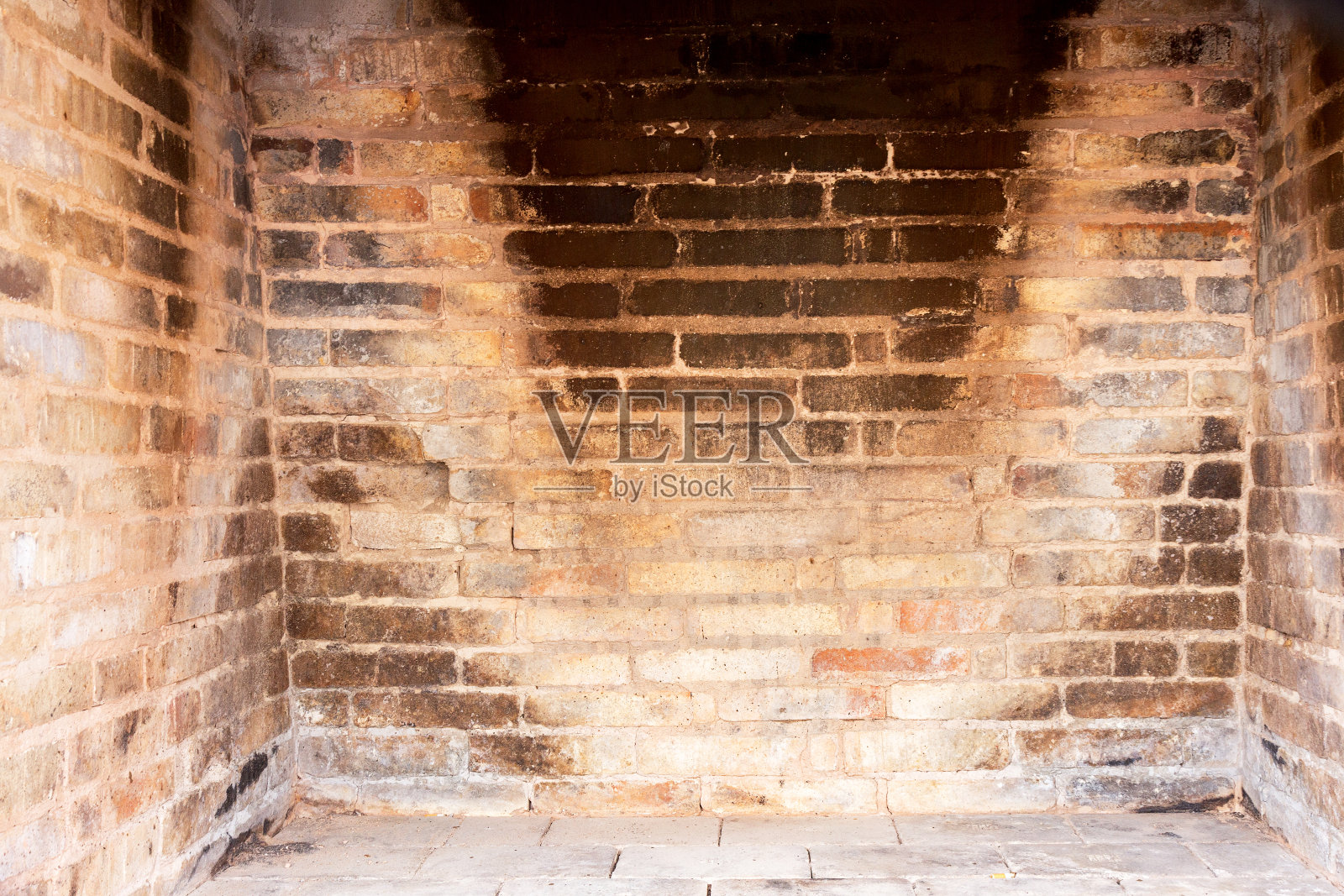 背景砖墙旧炉与烧焦的砖照片摄影图片